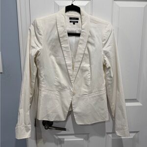 RW&CO.
Radiate Sophistication: The RW&CO. Essential professional White Blazer